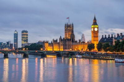 London di waktu sore dengan ikoniknya yang terkenal, Big Ben dan Bridge London. (Shutterstock)