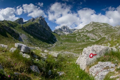 Rute Dinaric Alpen, yang menghubungkan Semenanjung Postojna, Slovenia, melalui Kroasia, Bosnia, dan Herzegovina, Montenegro, Albania, Serbia, Kosovo, dan Makedonia. (Shutterstock)