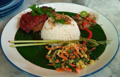 Nasi Campur Bali, salah satu menu lokal andalan Publik Markette. (Suara.com/Firsta Nodia)