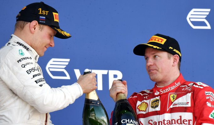 Duo pebalap Finlandia, Valtteri Bottas (Mercedes) dan Kimi Raikkonen (Ferrari), merayakan keberhasilan mereka naik podium di F1 GP Rusia di Sirkuit Sochi, Minggu (30/4/2017). [AFP]