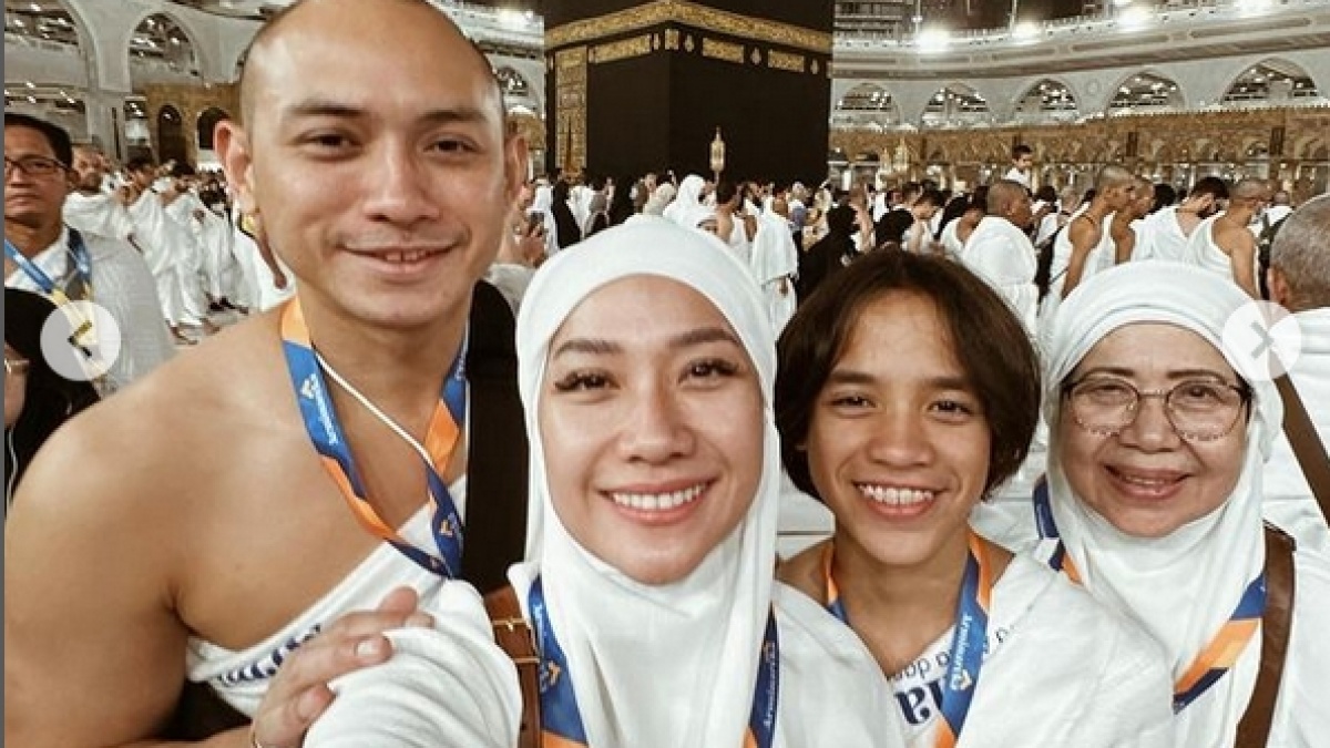 Usai Viral Rayakan Natal, Ini Potret BCL dan Keluarga Umroh di Malam Tahun Baru 2024