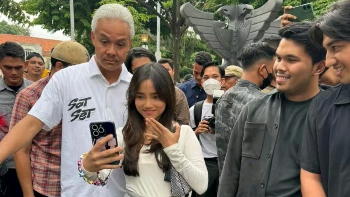 Fuji Gombalin Ganjar Pranowo di Depan Thariq Halilintar, Netizen Ributkan Kalung Inisial G