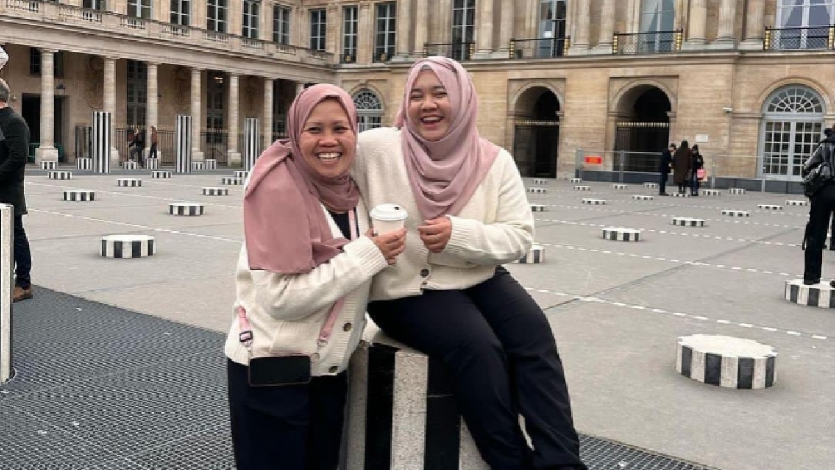 Tak Kalah Branded dari Bosnya, Sepatu Kembar Mbak Lala dan Sus Rini Harganya Jutaan