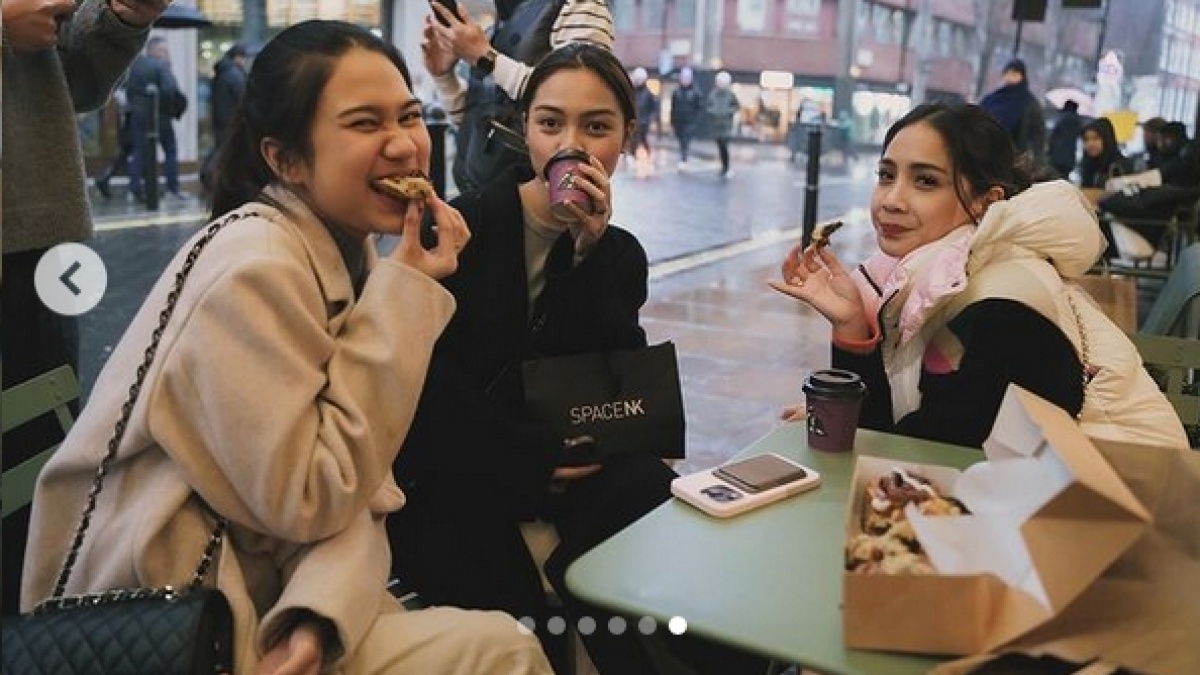 Azizah Salsha Hangout Bareng Nagita Slavina, Siapa Pakai Tas Lebih Mahal?