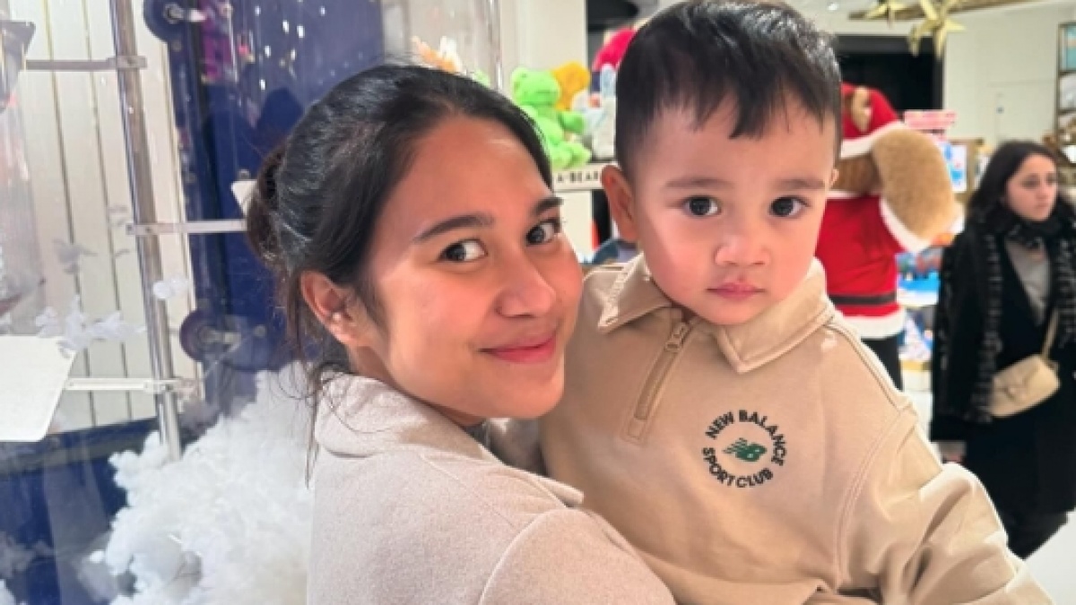 Momong Cipung di London, Azizah Salsha Bawa Tas Lebih Mahal dari Gaji Pratama Arhan
