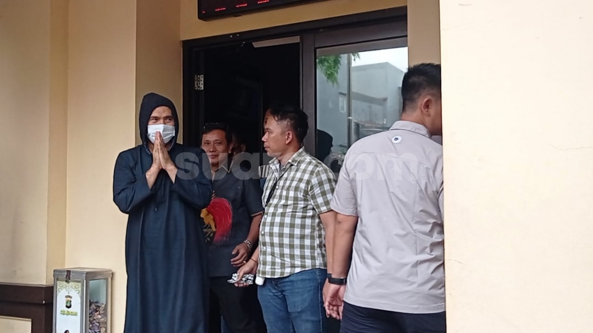Muncul Cewek Seksi Temani Saipul Jamil di Polsek, Pacar Baru?