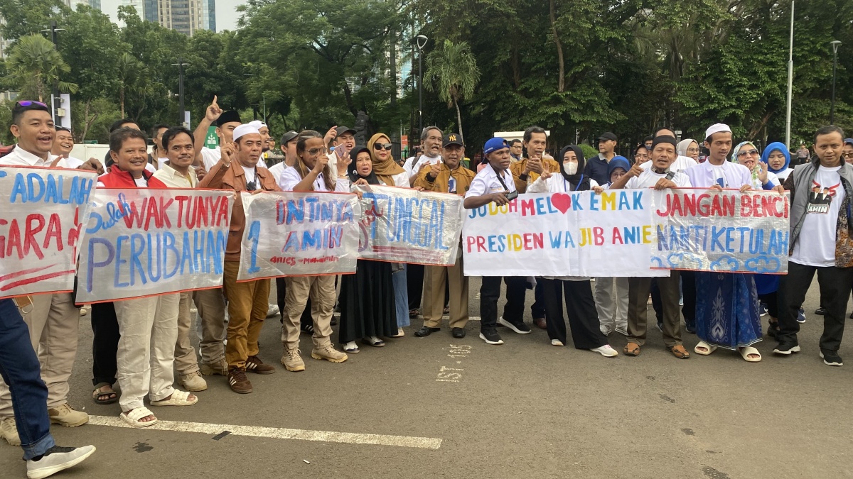 Pendukung AMIN Curi Perhatian di Area Debat Capres, Boyong Spanduk dari Karung Beras