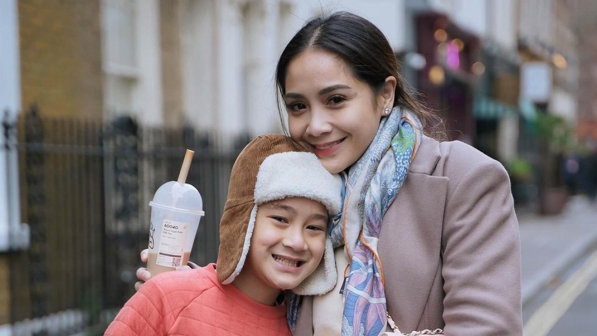 Nagita Slavina Ajari Rafathar Salat, Bacaannya Dianggap Tak Lazim
