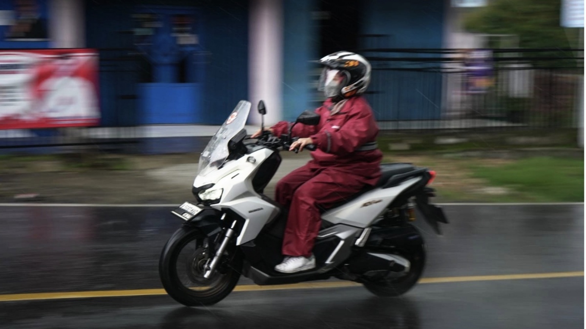 Sering Kehujanan? Ini 5 Tips agar Tetap Sehat meski Motoran Tiap Hari