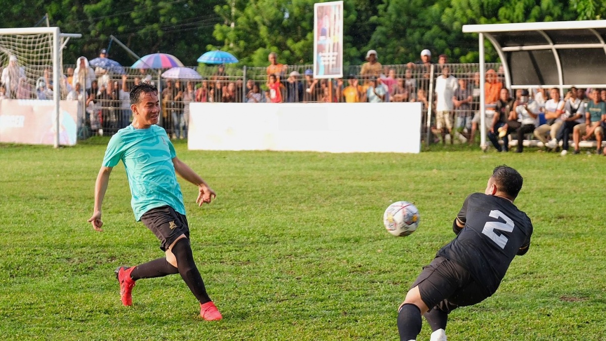 Momen Gibran Main Samsul Mini Soccer Bareng Raffi Ahmad di Maluku