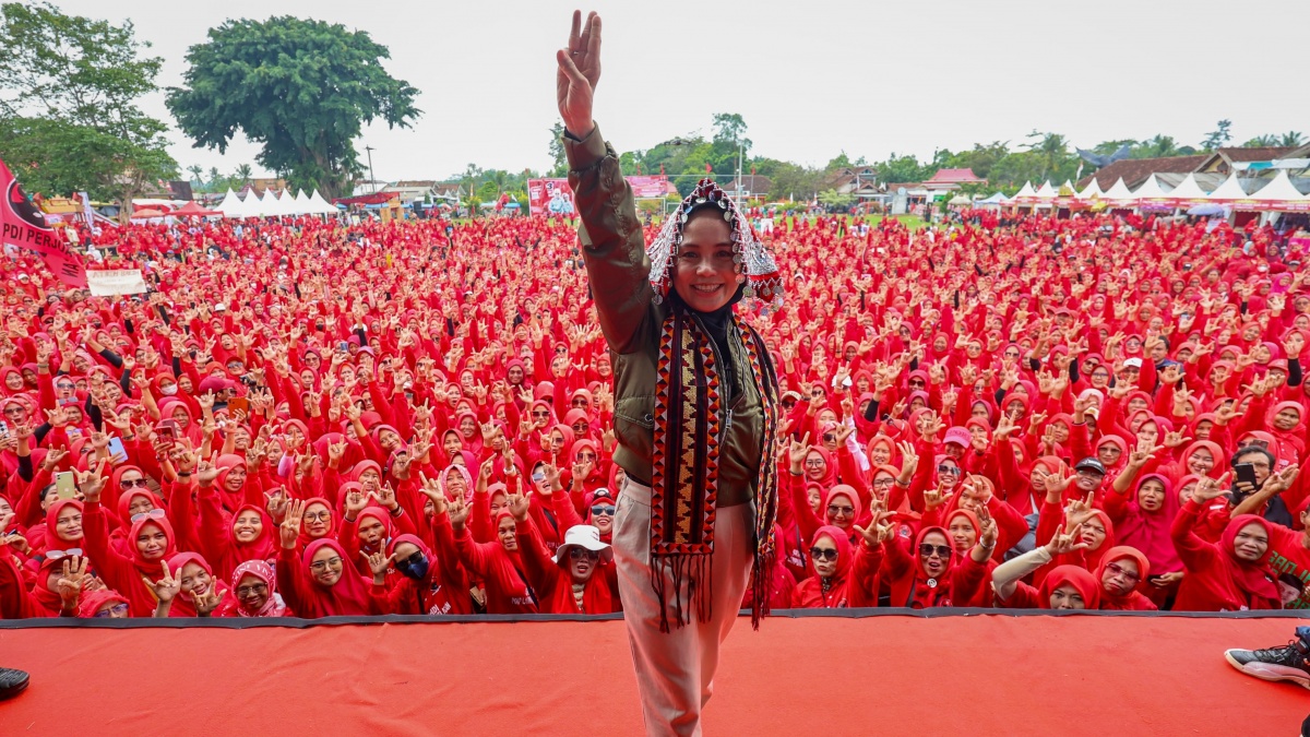 Lagi Senyam-senyum, Siti Atikoh Langsung Kicep Usai Tangan Ditepis Megawati Saat Foto Bareng