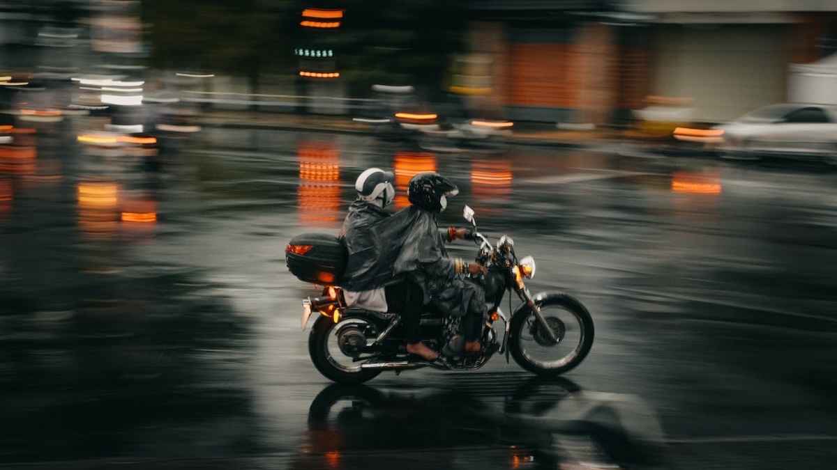 Perlukah Cuci Motor Usai Dipakai Terabas Hujan? Ini Penjelasannya