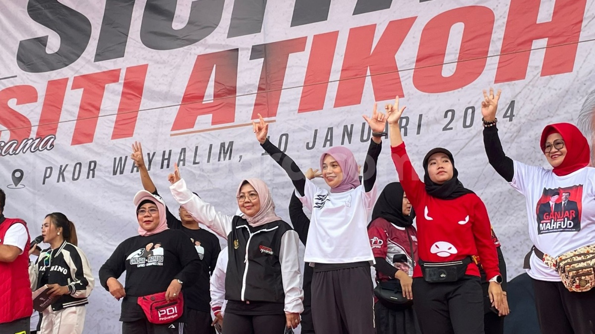Bertepatan HUT PDIP, Istri Ganjar Senam Sicita Bareng Emak-emak Di Lampung