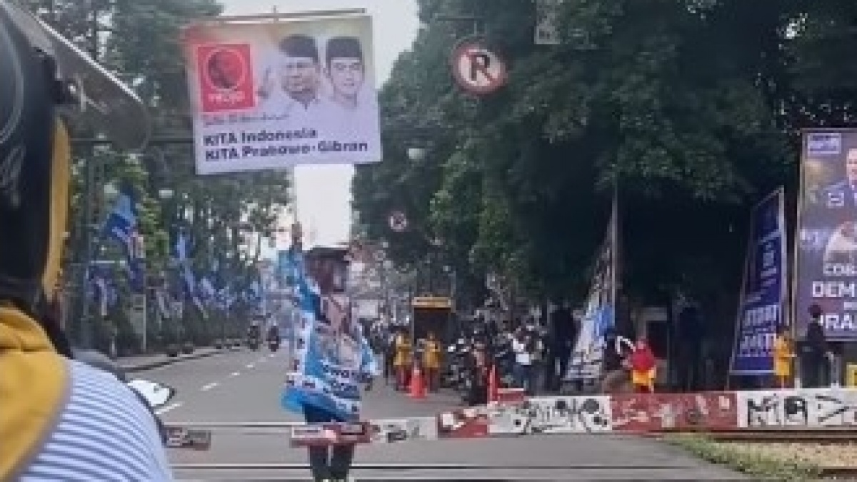 Momen Relawan Projo Angkat Spanduk Prabowo-Gibran di Perlintasan Kereta, Netizen: Dia Pria Tampan dan Pemberani