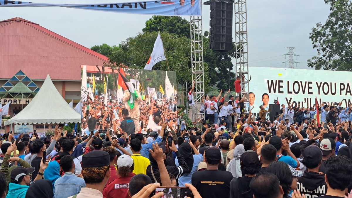 Kampanye Di Batam: Prabowo Cium Bendera Palestina, Lempar Baju Safari Ke Pendukung