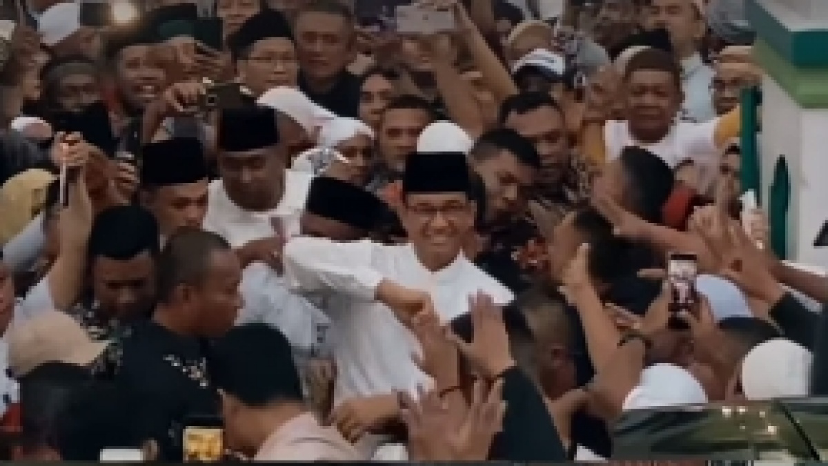 Kampanye di Ambon, Anies Baswedan Terjebak di Kerumunan Warga yang Minta Berfoto