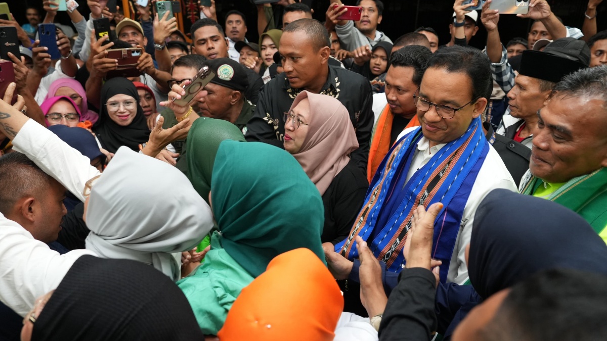 Ekspresi Anies Baswedan Jadi Sorotan saat Diminta Emak-emak Pedagang Sayur Lanjutkan Program Jokowi