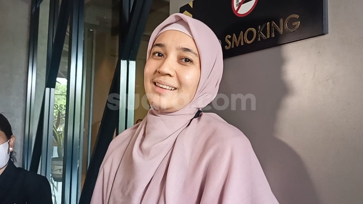 Sikap dan Penampilan Dhini Aminarti saat Tegur Santri Dibandingkan dengan Kartika Putri