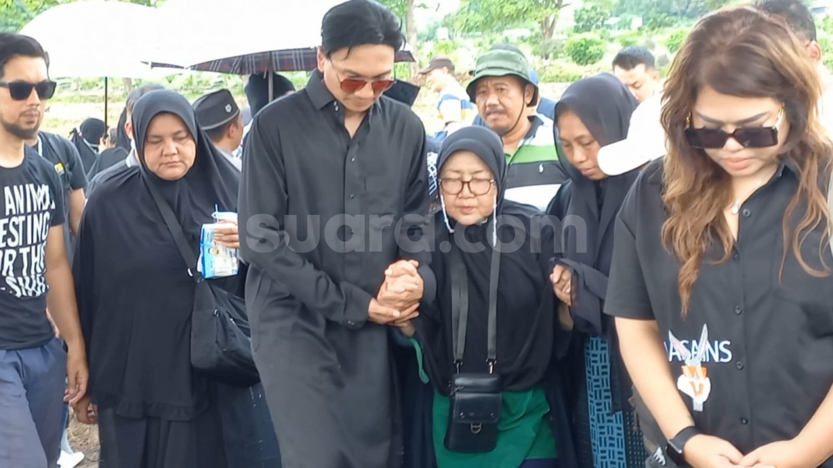 Sambil Menyeka Air Mata, Anji Turun Langsung Makamkan Jenazah Ayah
