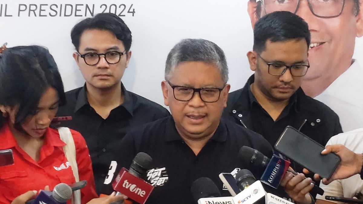Pertanyakan Bansos Jokowi Tak Libatkan Mensos Risma, Hasto PDIP Ungkit Bulog Berstiker Prabowo-Gibran