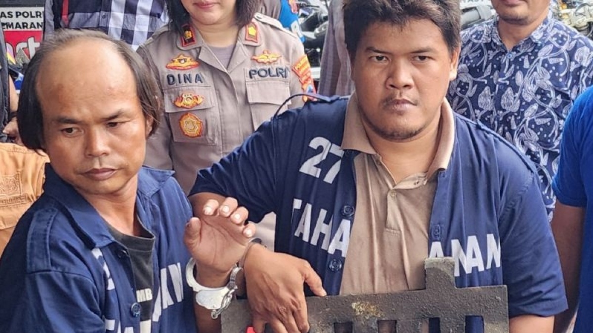 Tangan Diborgol, Ini Tampang Dua Pelaku Pencurian Besi Penutup Saluran Drainase di Semarang