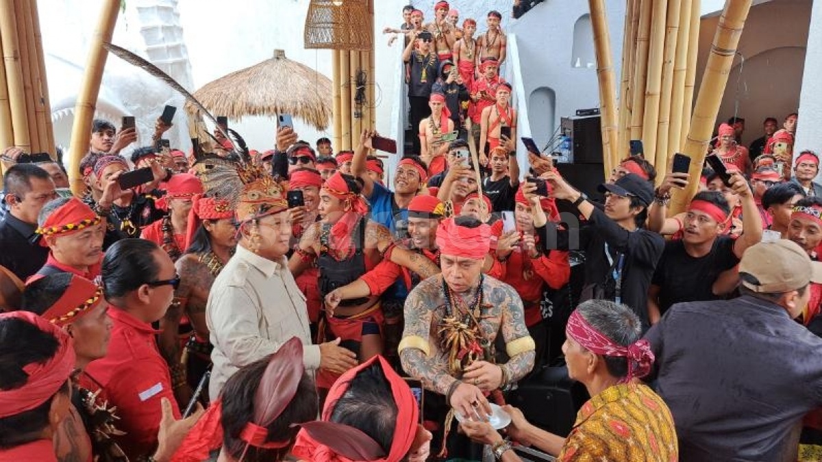 Disambut Panglima Jilah di Pontianak, Prabowo Dipakaikan Ikat kepala Khas Suku Dayak, Ternyata Punya Makna Mendalam