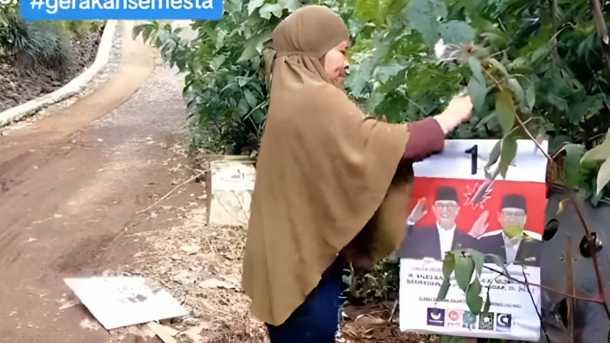Viral Emak-emak Susuri Jalan Pedesaan Pasang Spanduk AMIN Secara Swadaya
