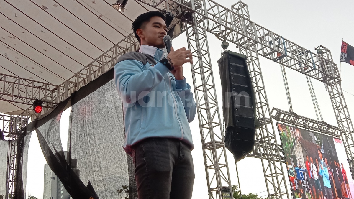 Kaesang Tunjuk Gambar Kaos Pecinta Samsul Indonesia, Gibran Rakabuming Raka Cuma Mesem