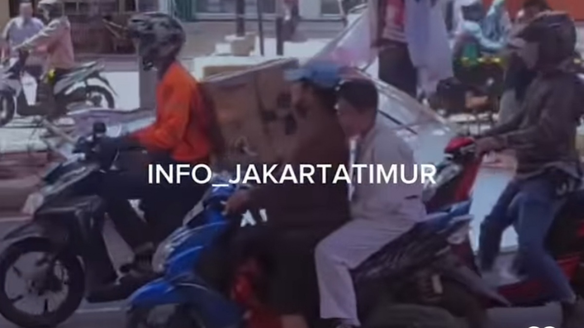 Baliho Caleg PSI Roboh Timpa Pengendara Motor di Cakung, Dua Korban Menderita Luka