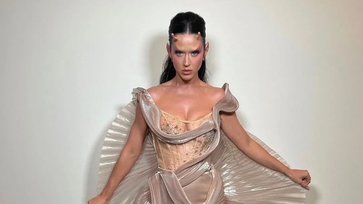 Berdandan Bak Alien, Katy Perry Pakai Gaun Rancangan Desainer Indonesia Mety Choa