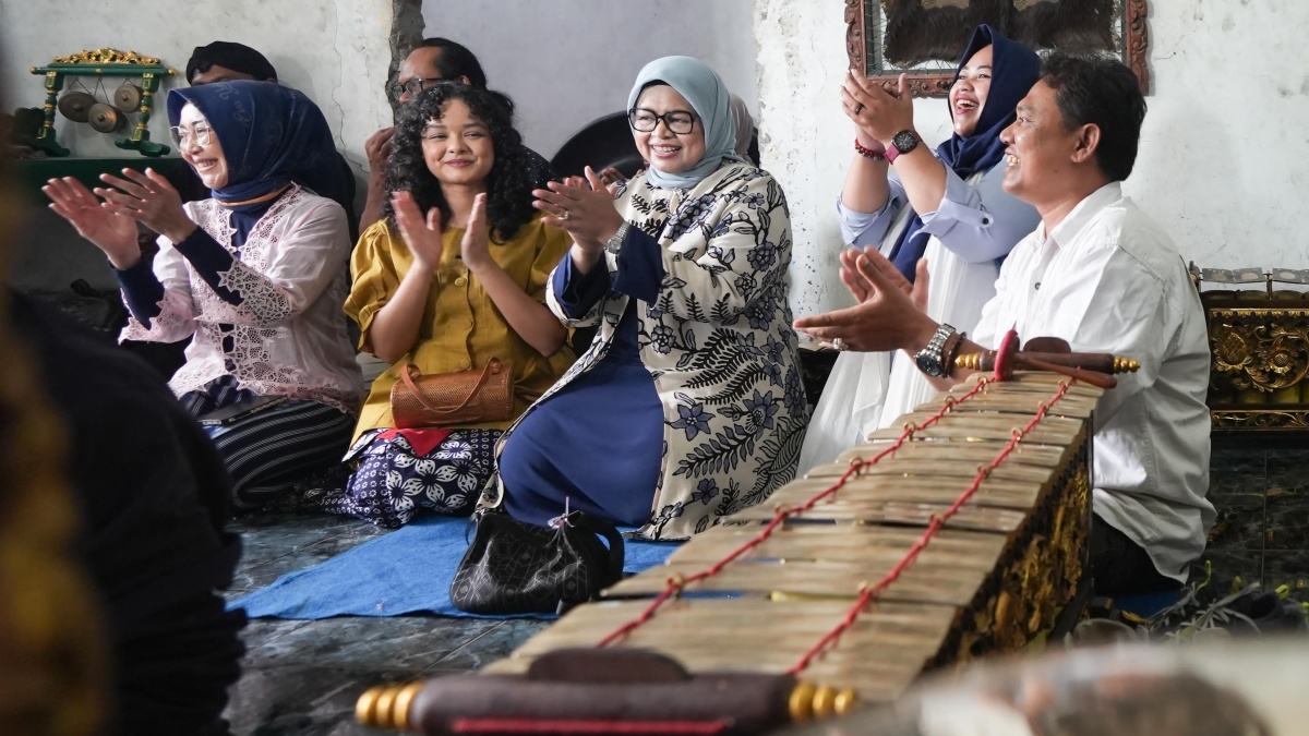 Fery Farhati Kagum dengan Kekayaan Budaya Indonesia Saat Melihat Proses Pembuatan Gong di Sukoharjo