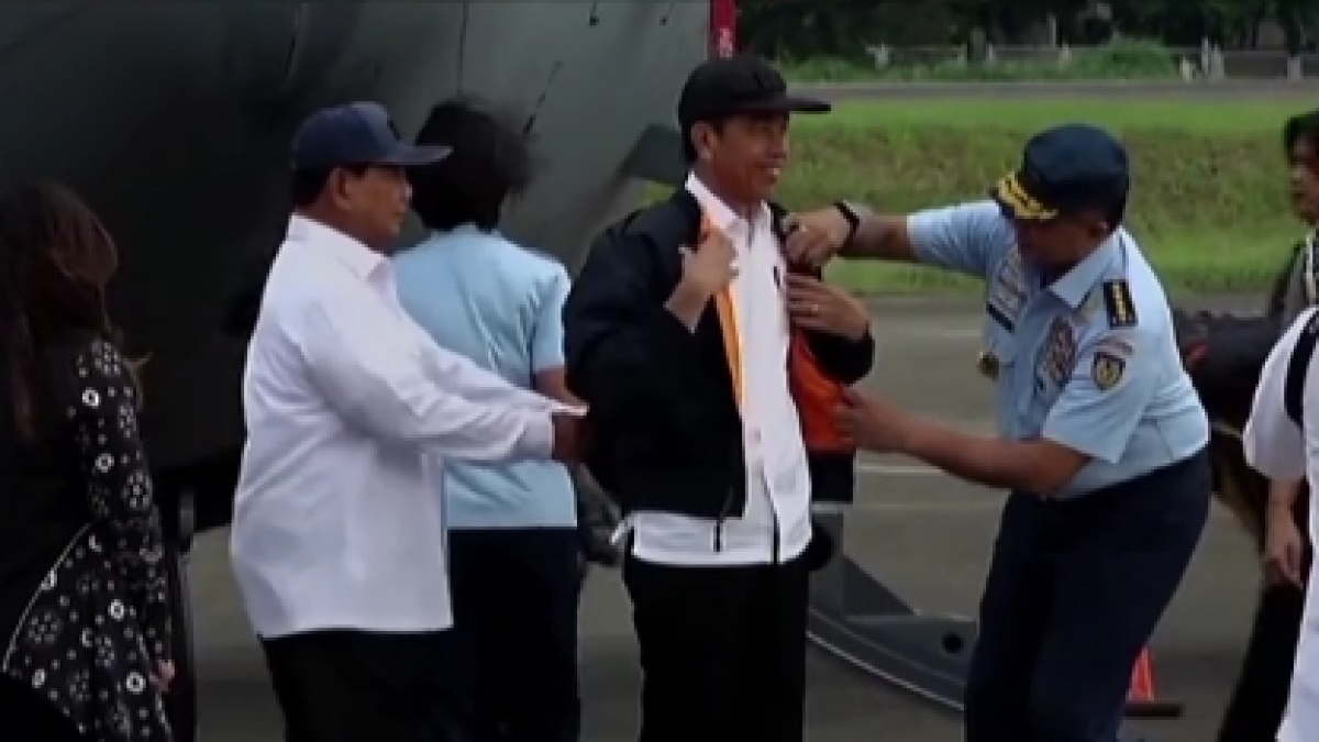 Momen Prabowo Ikut Rapikan Jaket Presiden Jokowi Jadi Sorotan, Publik: Letak Etika yang Sesungguhnya