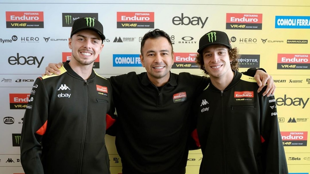Grogi Ngomong di Depan Valentino Rossi, Raffi Ahmad Alami Insiden Jatuh dari Kursi