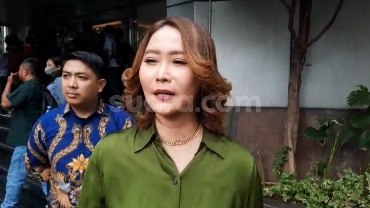 Bagikan THR ke Warga, Inul Daratista Tampil Stylish dengan Outfit Seharga Puluhan Juta