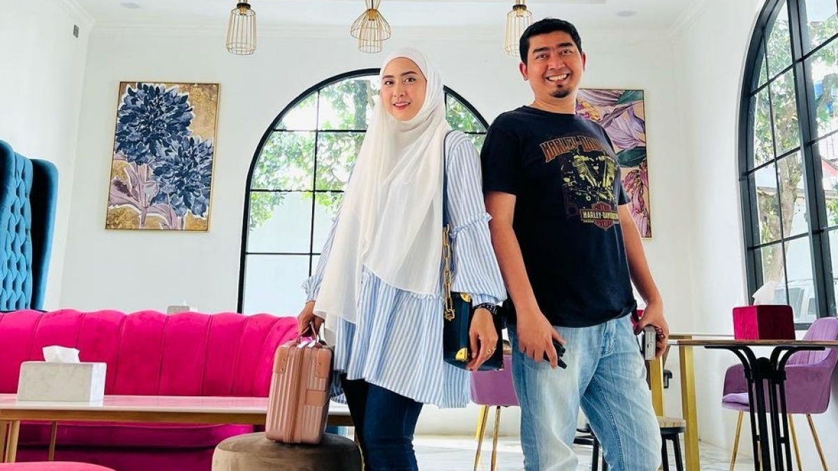 Sering Dikira Barang KW, April Jasmine Tunjukkan Sepatu Limited Edition Ustaz Solmed, Segini Harganya