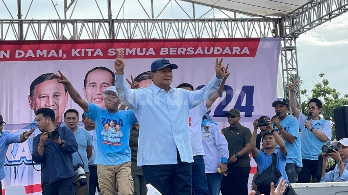 Maruarar dan Ridwan Kamil Ramaikan Kampanye Akbar Prabowo di Subang, Ada Spanduk Gambar Jokowi di Panggung