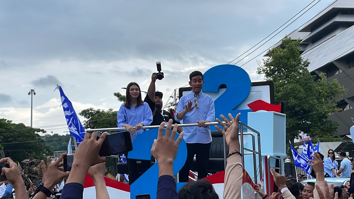 Kampanye Akbar di Kandang Banteng, Gaya Gibran Gantung Kacamata di Kemeja, Selvi Ananda Ikut Bagi-bagi Buku