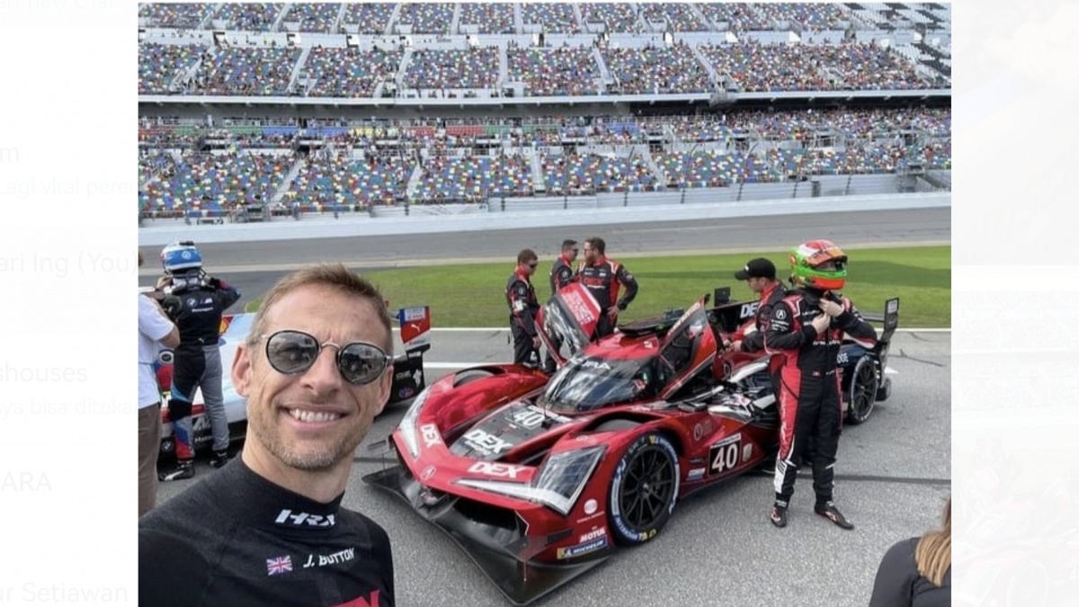 Potret Bareng Penggemar, Jenson Button Ogah Loncat