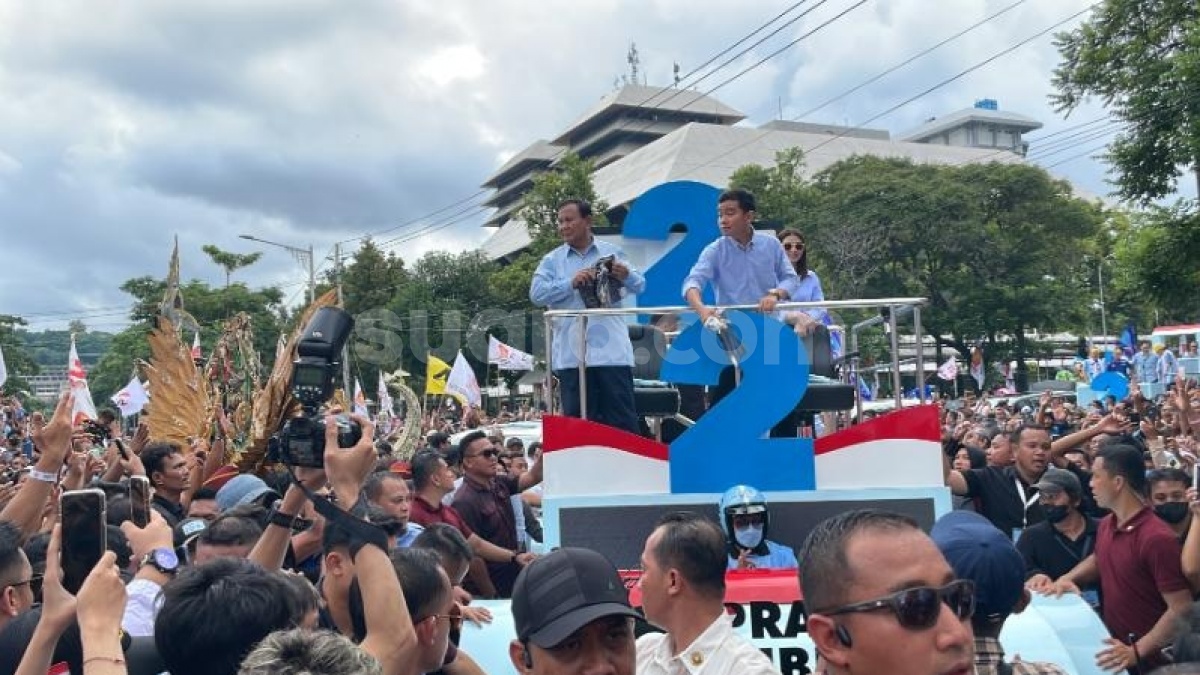 Kampanye Akbar di Jateng: Prabowo Pamer Joget Gemoy sambil Bagi-bagi Kaos Bareng Gibran dan Selvi