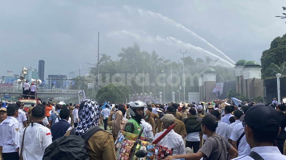 Demo APDESI di DPR Ricuh! Polisi Balas Serangan Batu Pendemo Pakai Water Canon