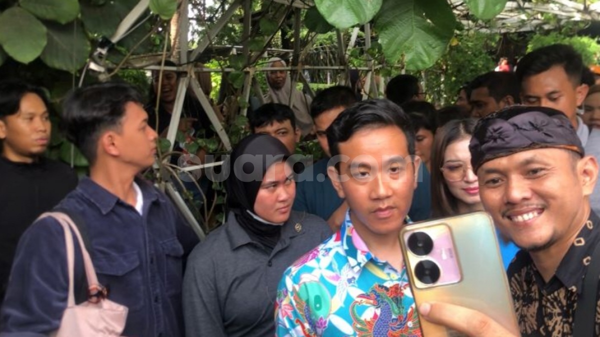Gibran Rakabuming Dirujak Warganet Gara-Gara Terciduk Kosumsi Produk Pro Israel