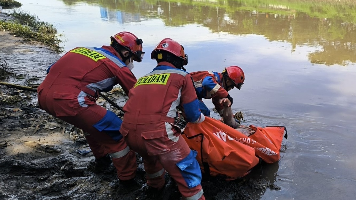 Sudah 2 Hari Hanyut di Kali Cipinang, Jasad Ahmad Ditemukan Mengambang di Saluran BKT