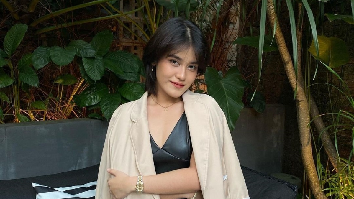 
					 Video Duetnya bareng Crash Adams FYP, Ini Perjalanan Karier Ashira Zamita dari Pemain Sinetron hingga jadi Penyanyi 
					