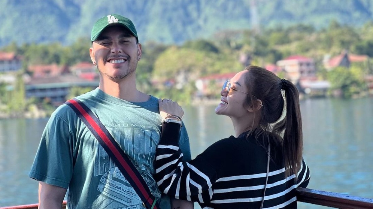 9 Potret Mesra Siti Badriah dan Krisjiana di Danau Toba, Bak Lagi Honeymoon