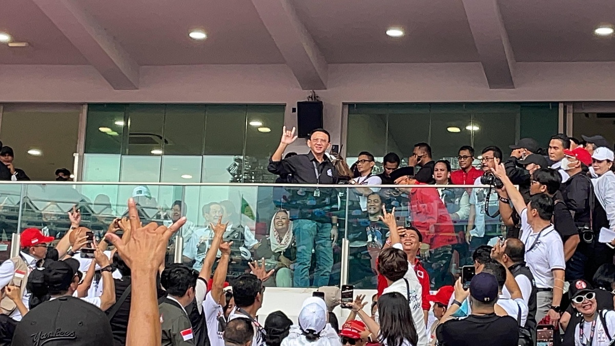 Penampakan Pertama Ahok Usai Cabut dari Pertamina, Langsung Acungkan Salam Metal di GBK