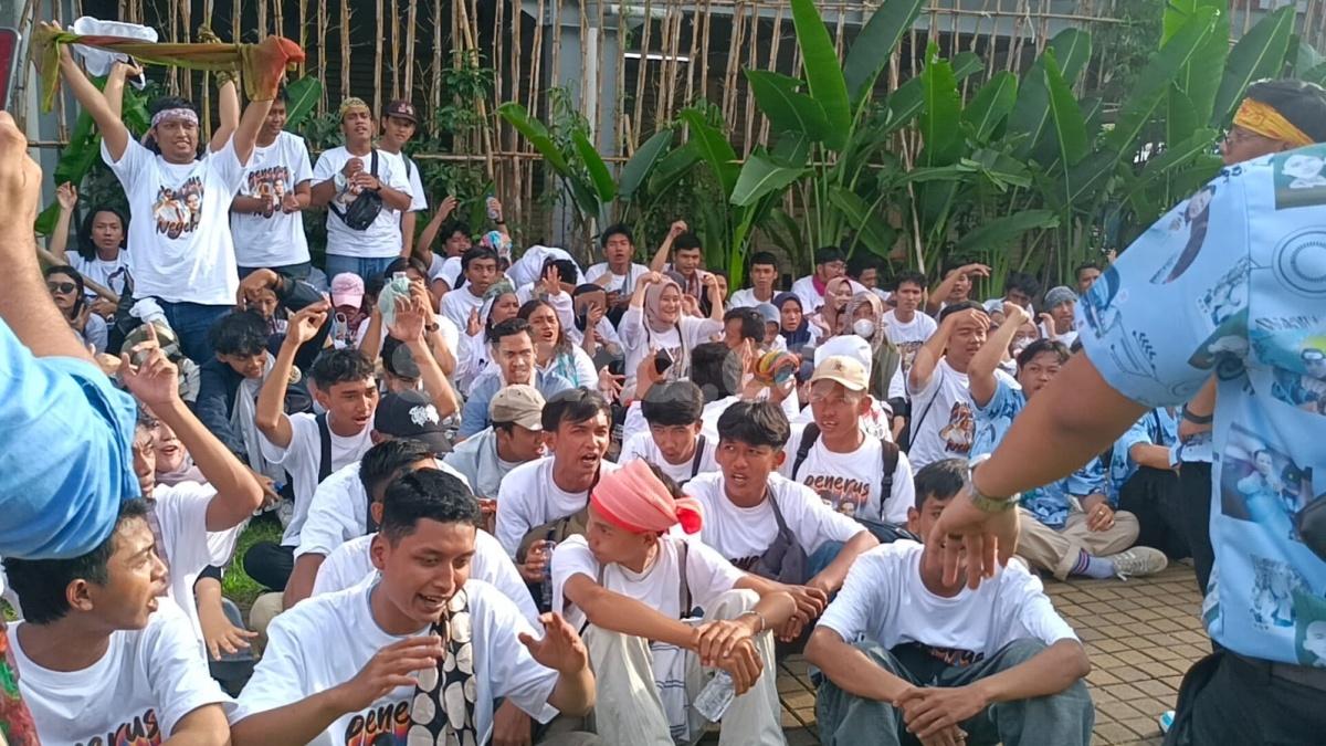Jelang Debat Capres, Pendukung Prabowo-Gibran dan Ganjar-Mahfud Saling Sahut Yel-yel di JCC Senayan