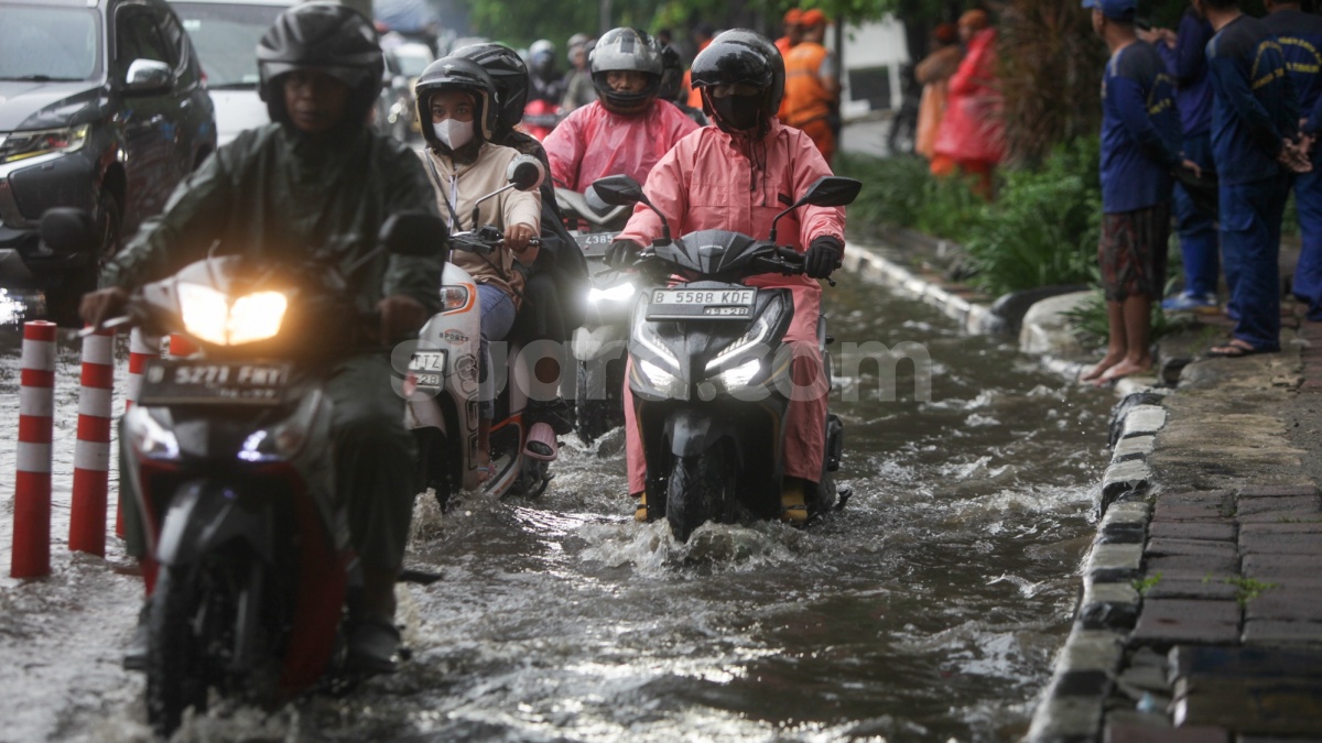Hujan Deras Bikin Jakarta Tambah Macet, Puluhan Ruas Jalan Ini Kebanjiran