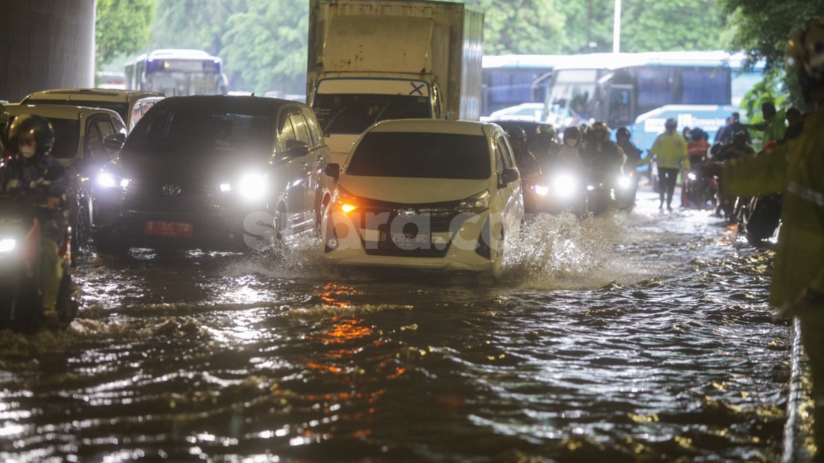 16 Langkah Penting: Ini yang Perlu Dilakukan untuk Menyelamatkan Mobil yang Kena Banjir