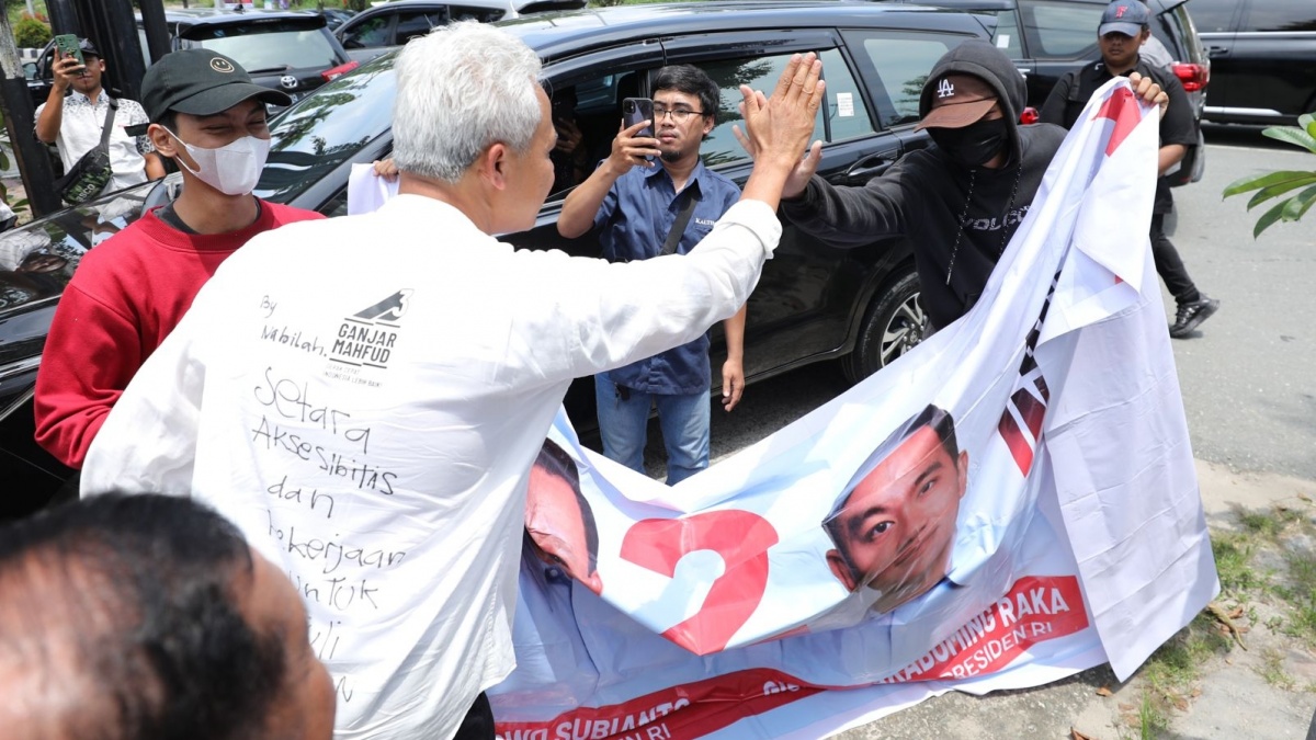 Momen Ganjar Pranowo Ajak Makan Siang Pendukung Prabowo-Gibran: Sing Tenang, Pokoe Madhang