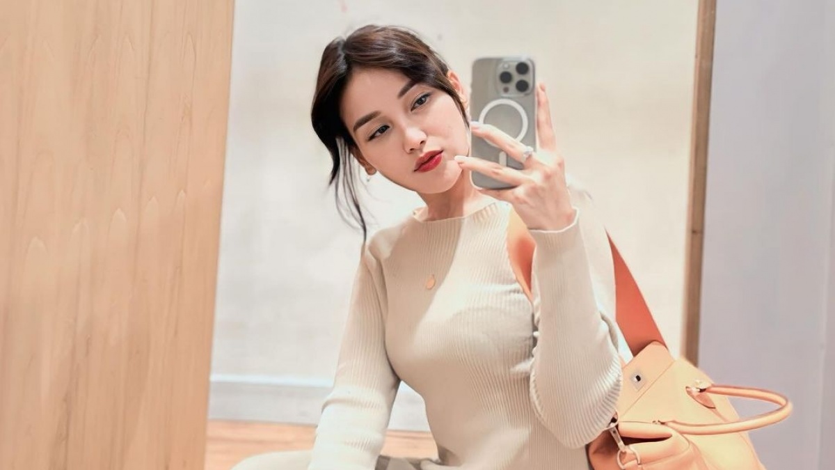Makan Bakso Viral, Cincin di Jari Ayu Ting Ting Jadi Perhatian